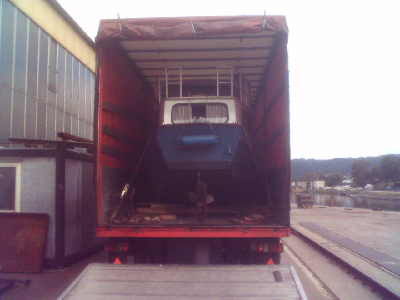 DAs Motorboot Franz Feigl wird von Holland geliefert.