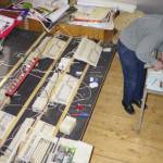 Gestaltung des Display der Jugendliteratur-Ausstellung „Einsatz: ein Satz“
im Stifterhaus Linz. Team: Astrid Esslinger, Peter Hauenschild, Franz Xaver.
Hier Franz Xaver bei den Vorbereitungen zur Ausstellung im Büro der...