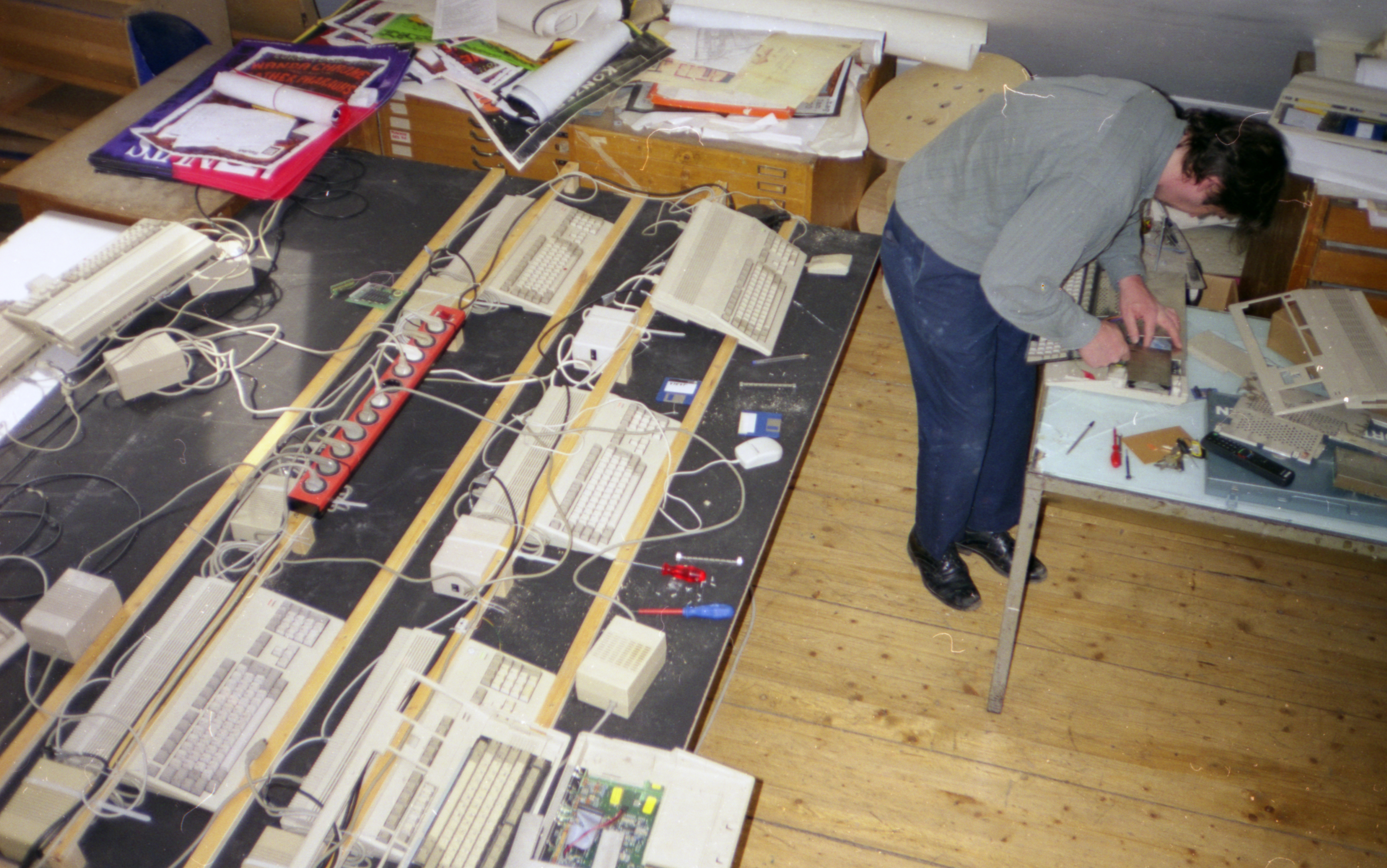 Gestaltung des Display der Jugendliteratur-Ausstellung „Einsatz: ein Satz“
im Stifterhaus Linz. Team: Astrid Esslinger, Peter Hauenschild, Franz Xaver.
Hier Franz Xaver bei den Vorbereitungen zur Ausstellung im Büro der...
